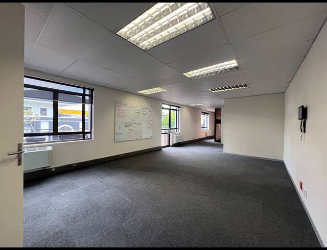 136M² OFFICE TO LET IN HYDE PARK